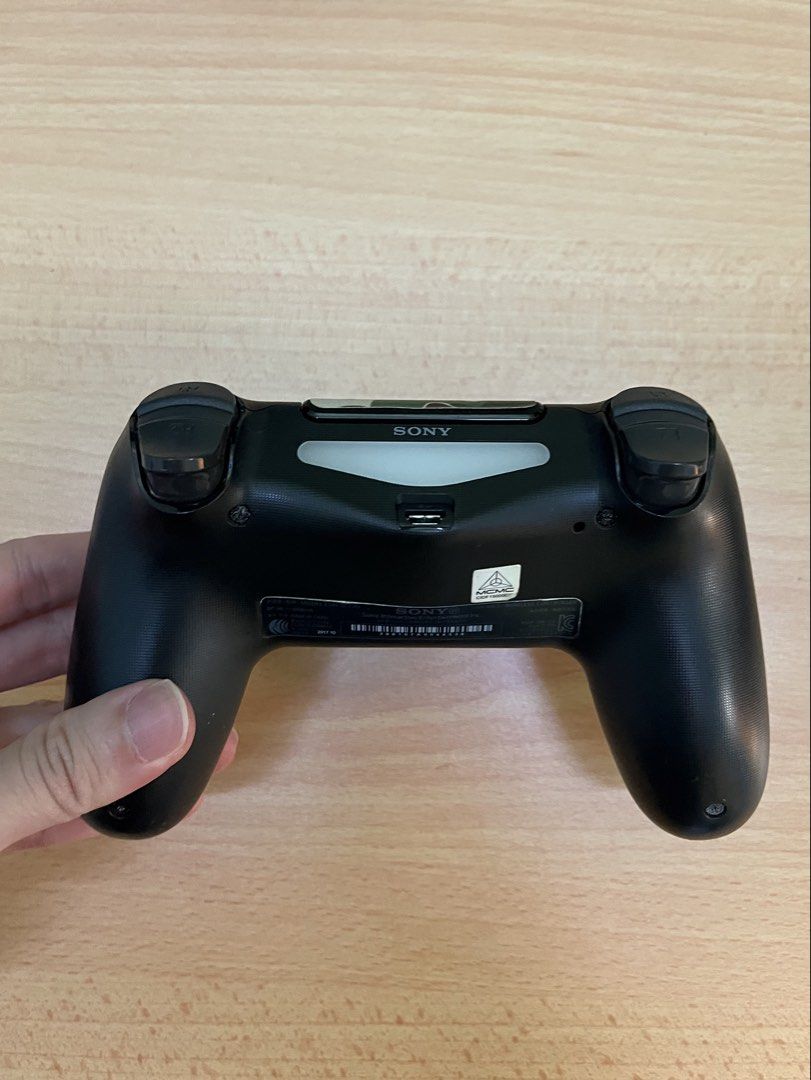 PS4 controller (Category: PlayStation) located in Butterworth. Submitted by monkey_d_seller (Listing ID 1462244507, Image 2). Description: controller is clean,no smell..