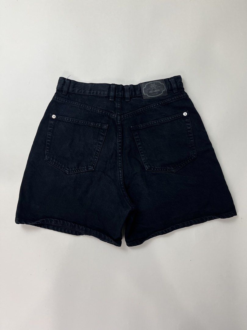 Pull & Bear Shorts (Category: Shorts) located in Makati City. Submitted by ufcknwthbst (Listing ID 1462075531, Image 2). Description: 17 inch length 9.5/10 condition No issue.