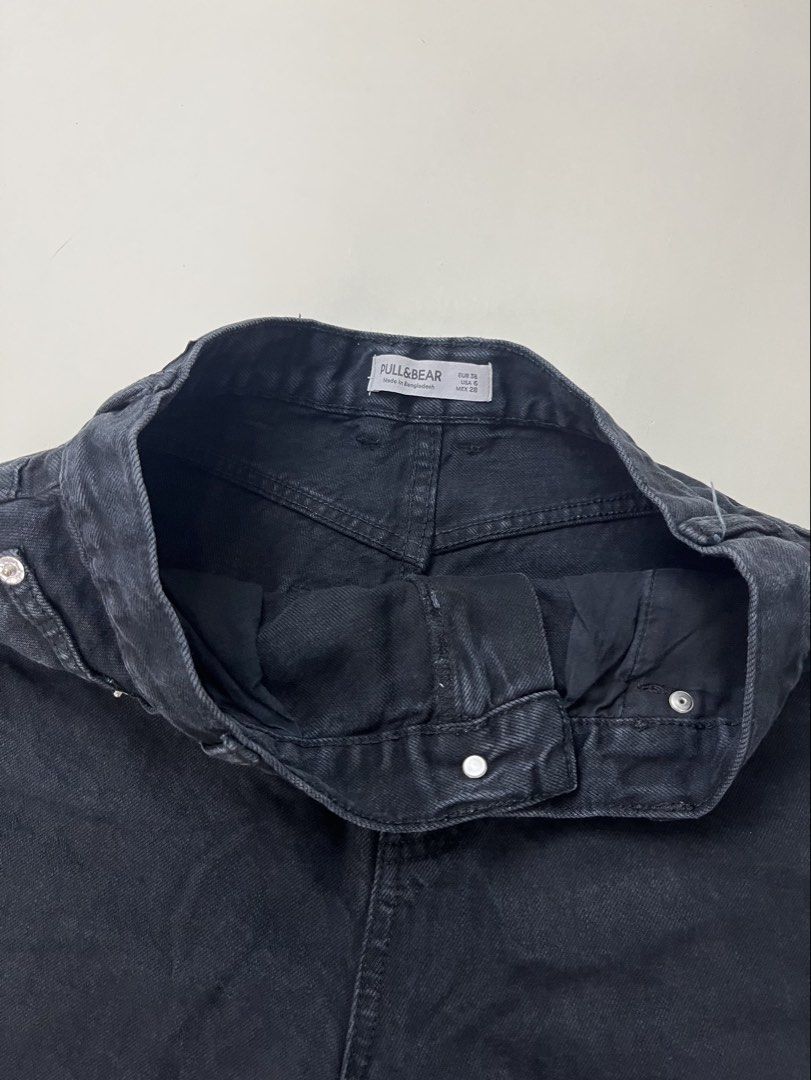 Pull & Bear Shorts (Category: Shorts) located in Makati City. Submitted by ufcknwthbst (Listing ID 1462075531, Image 3). Description: 17 inch length 9.5/10 condition No issue.