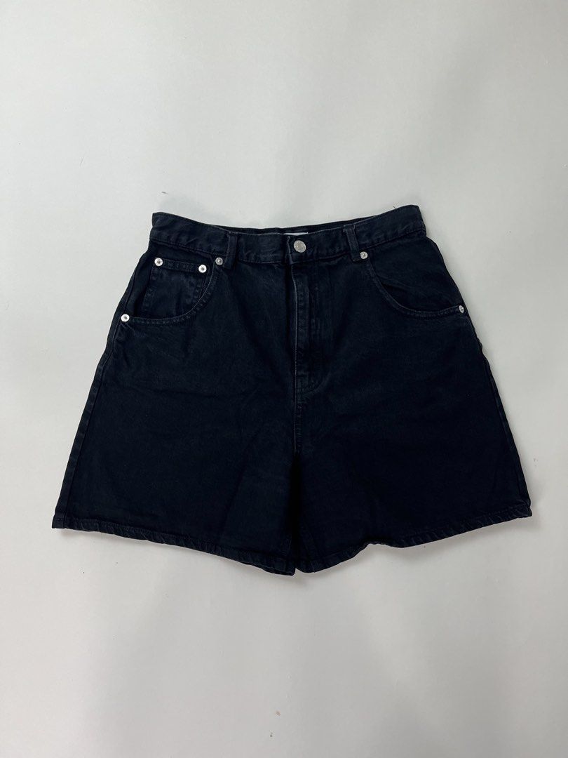 Pull & Bear Shorts (Category: Shorts) located in Makati City. Submitted by ufcknwthbst (Listing ID 1462075531, Image 1). Description: 17 inch length 9.5/10 condition No issue.