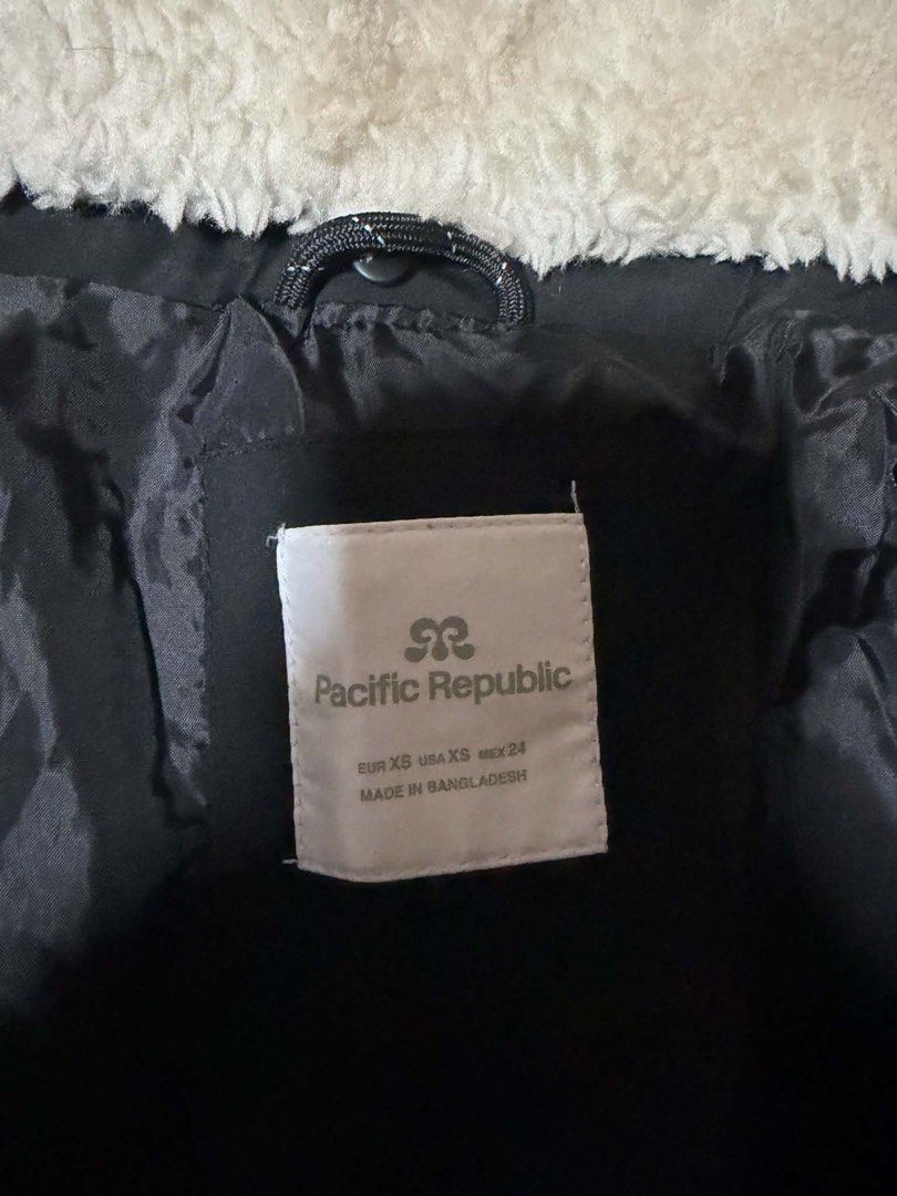 Pull&Bear Pacific Republic Black Puffer Jacket with Fur Collar (Category: Coats, Jackets and Outerwear) located in Marikina City. Submitted by kzells13 (Listing ID 1462157848, Image 2). Description: BOUGHT LAST DEC 2025 as 3.2k USED ONCE.