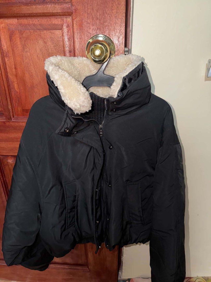 Pull&Bear Pacific Republic Black Puffer Jacket with Fur Collar (Category: Coats, Jackets and Outerwear) located in Marikina City. Submitted by kzells13 (Listing ID 1462157848, Image 1). Description: BOUGHT LAST DEC 2025 as 3.2k USED ONCE.