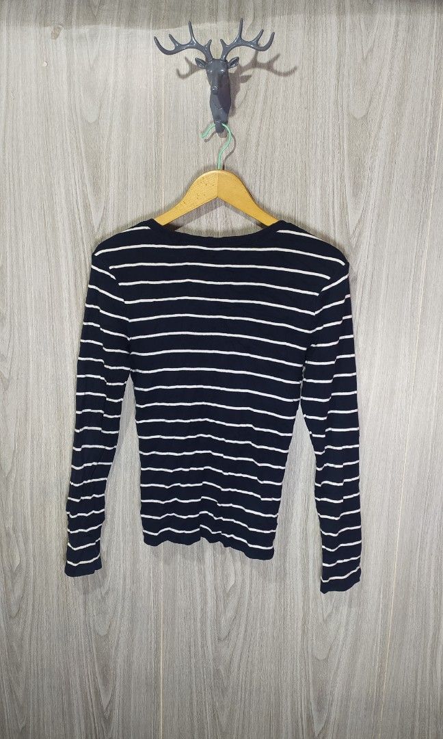 Ralph Lauren V neck Long Sleeve (Category: Longsleeves) located in Milaor. Submitted by lootinout (Listing ID 1462191186, Image 3). Description: Ralph Lauren V neck Long Sleeve ✅Size: M ✅Width: 15.5 ✅Length: 23 ✅Sleeve: 24.5 ✅Color Rate: 9.5/10 ✅No Issue ✅Need Wash ✅Location: Bicol Naga City, Camarines Sur ✅Courier: J&T Express/Flash Express ✅MOP: Gcash only.