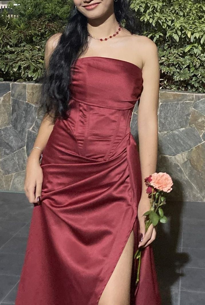 RED CORSET EVENING GOWN (Category: Evening dresses & gowns) located in Taguig. Submitted by lostpixie (Listing ID 1462141576, Image 1). Description: RED CORSET EVENING DRESS/GOWN XS TO S.