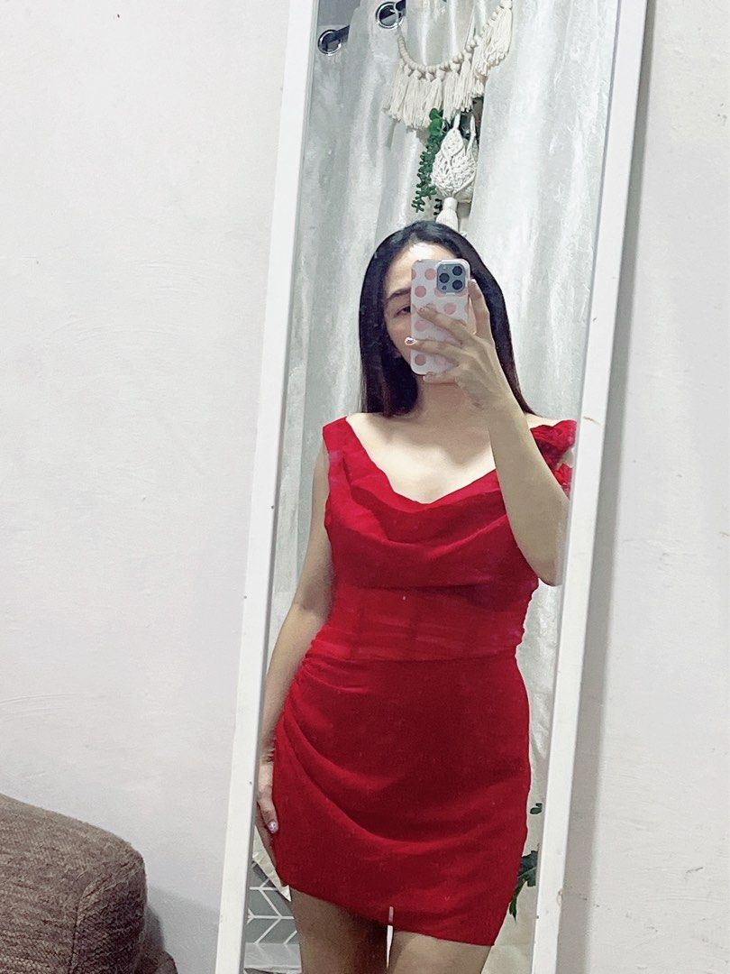 Red Mini birthday Dress (Category: Dresses) located in Cavite. Submitted by wishie_collects (Listing ID 1462255539, Image 2). Description: Design & Style: A glamorous, sleeveless mini dress featuring a soft cowl neckline. Bodice Detailing: It includes a structured, semi-sheer mesh panel at the waist with visible vertical boning for a corset-inspired effect. Skirt Silhouette: The lower portion of the dress is fitted with subtle ruching along the s