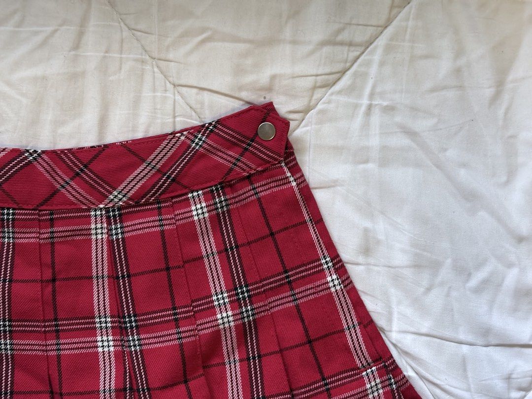 red pleated skirt (Category: Skirts) located in Batangas. Submitted by miuparfait (Listing ID 1462137099, Image 2). Description: size: eur 34 / us 2 — fits xs to s, non stretch condition: 9/10, has a slight stain on one of the flaps of the skirt (it’s circled on the first photo… besides that the material is still good) location: batangas mop: gotyme mod: jnt.