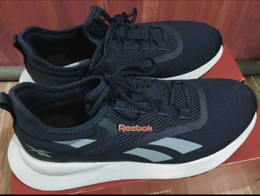 Reebok Running Shoes (Category: Sneakers) located in Binangonan. Submitted by silvercloud.b65211 (Listing ID 1462036360, Image 3). Description: US 7.5 3 times lang nagamit good as new.