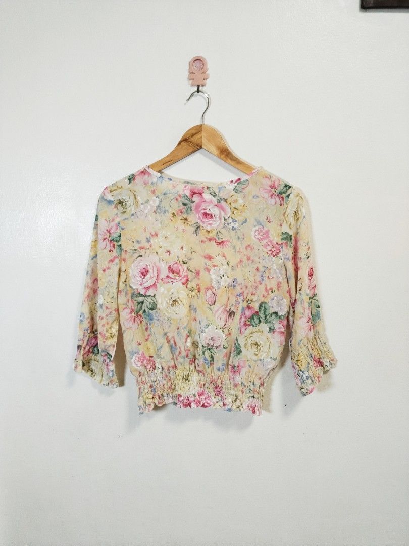 Rinrin italy smocked top (Category: Blouses) located in Pateros City. Submitted by blashjunks.y2k (Listing ID 1462239447, Image 3). Description: RINRIN ITALY SMOCKED TOP SIZE MEDIUM 350PHP MSG US.