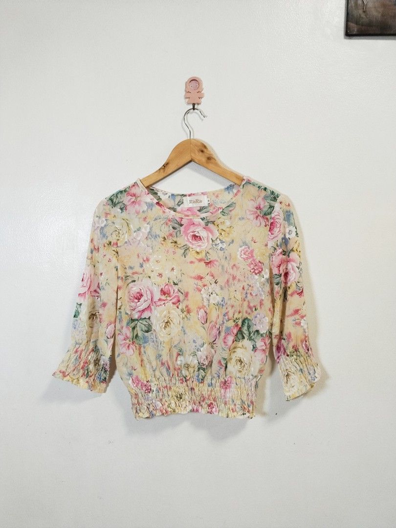 Rinrin italy smocked top (Category: Blouses) located in Pateros City. Submitted by blashjunks.y2k (Listing ID 1462239447, Image 2). Description: RINRIN ITALY SMOCKED TOP SIZE MEDIUM 350PHP MSG US.