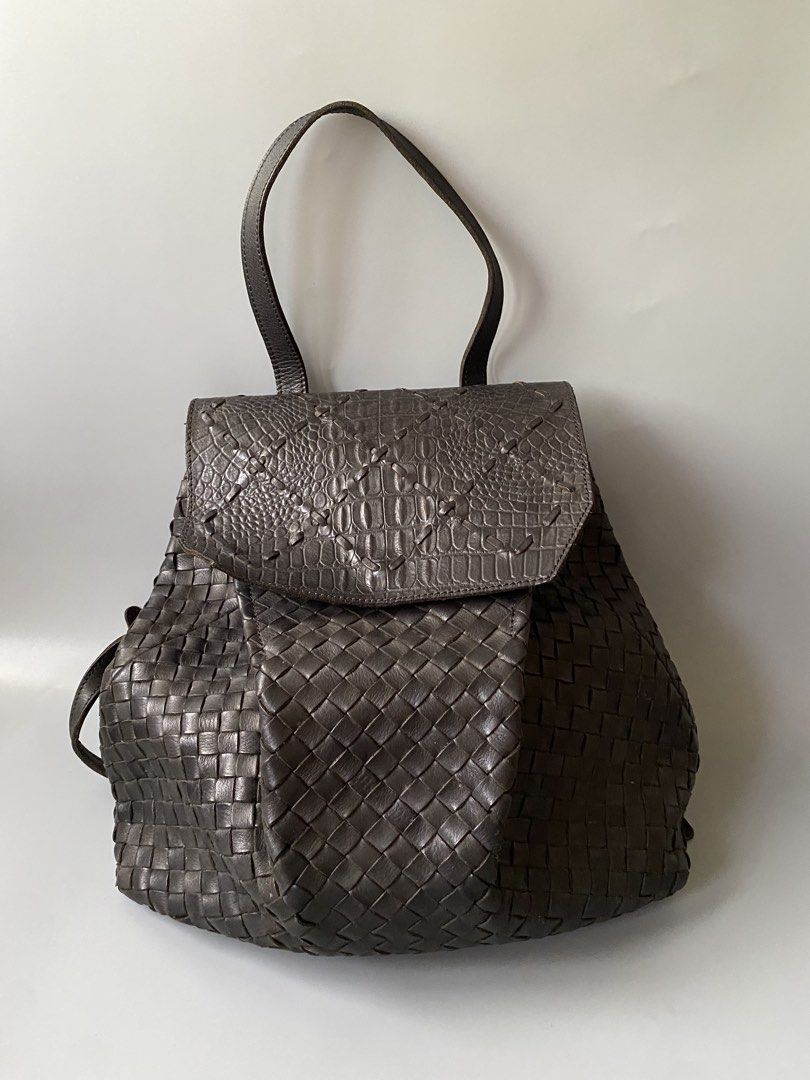 Robita Tone Robita Woven Leather Backpack (Category: Backpacks) located in Tagbilaran City. Submitted by cay1509 (Listing ID 1462109315, Image 1). Description: - Japan bought, black woven leather backpack - Textured flap with magnetic closure - Geometric pattern inside lining - Decorative gold painter's palette charm - Adjustable leather straps.