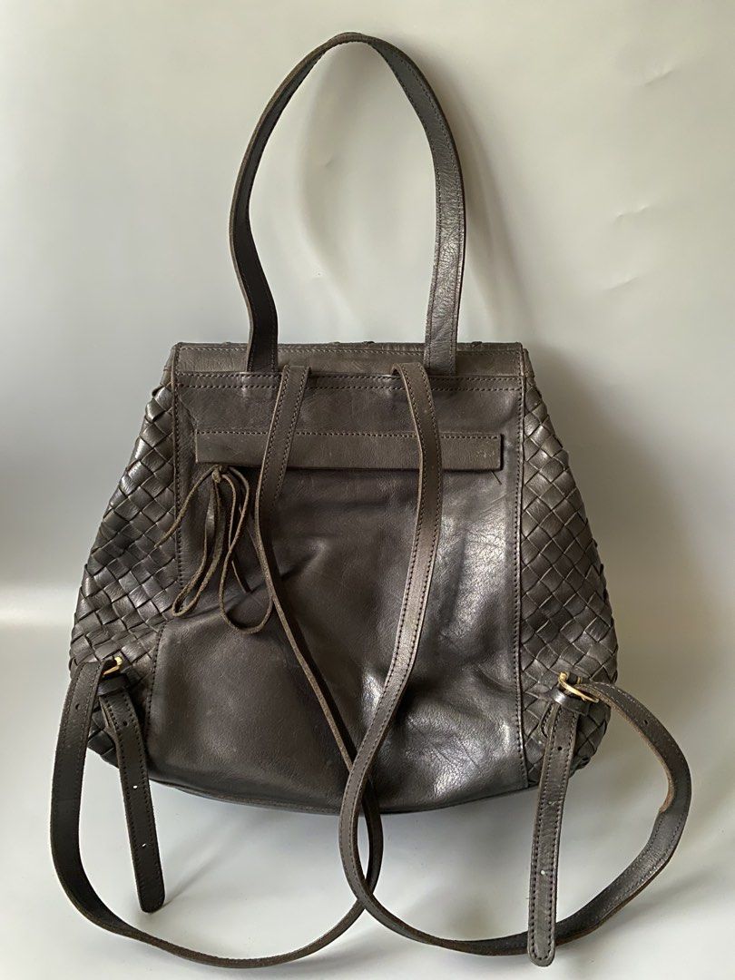 Robita Tone Robita Woven Leather Backpack (Category: Backpacks) located in Tagbilaran City. Submitted by cay1509 (Listing ID 1462109315, Image 3). Description: - Japan bought, black woven leather backpack - Textured flap with magnetic closure - Geometric pattern inside lining - Decorative gold painter's palette charm - Adjustable leather straps.