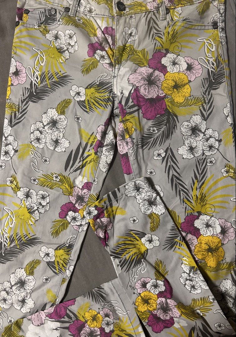 ROXY (Category: Jeans) located in Davao. Submitted by sart0ria85 (Listing ID 1462174127, Image 3). Description: A loral skinny jeans in yellow and light gray. COTTON/ELASTANE materials. MADE IN INDONESIA 🇮🇩 SMALL. Size 4. EXCELLENT CONDITION (95/100).
