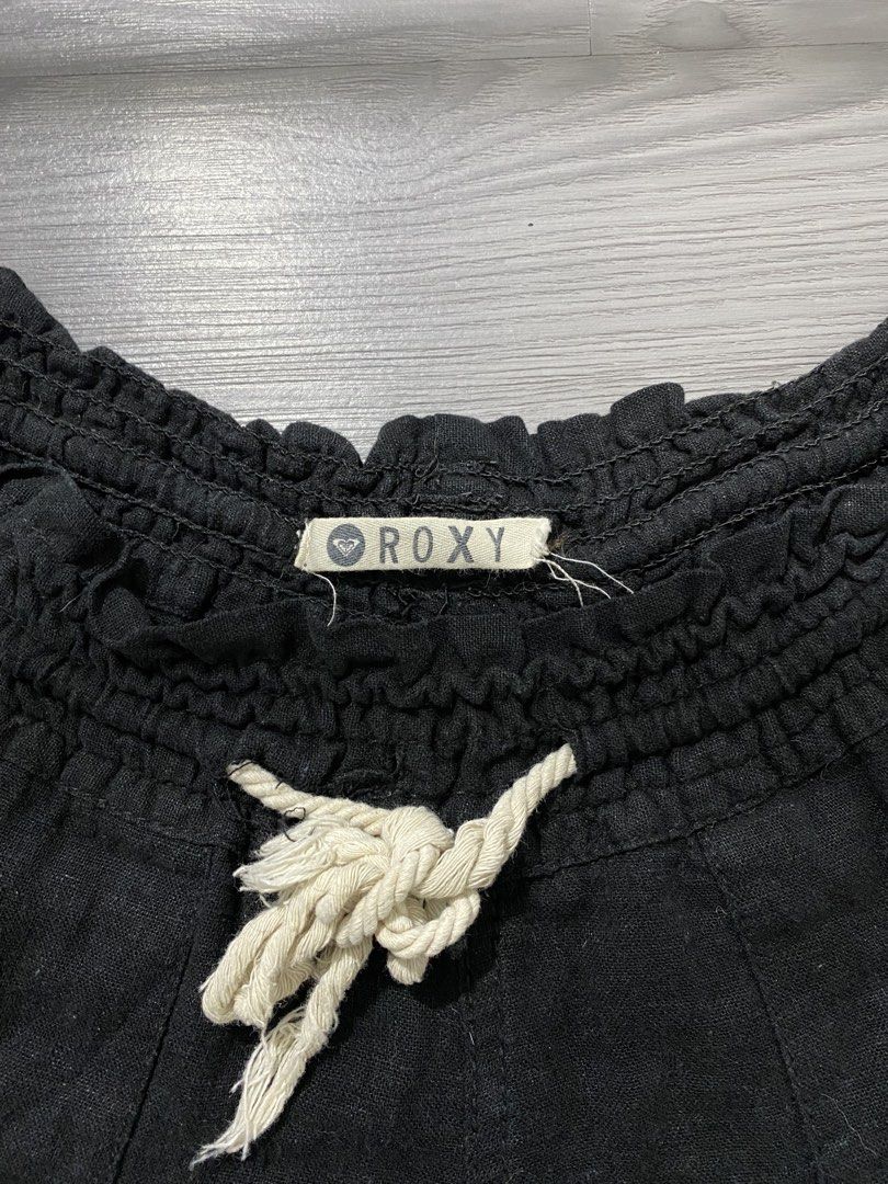 ROXY Short (Category: Shorts) located in Quezon City. Submitted by high1sthrift (Listing ID 1462099164, Image 1). Description: 🏖️ ROXY Linen Shorts - Black - Size S 🏖️ BRAND: ROXY - Legit! RN114199 - Made in China SIZE: S on tag S-P-CH-27-170 | FITS S-M (24-32 waist garterized) COLOR: Black - 100% Linen / Cotton blend - presko! MEASUREMENTS (Estimated): Waist: 12"-16" flat (24"-32" stretch) Hips: 18"-19" Length: 12"-12.5" Inseam: 2.5" DETAILS: 