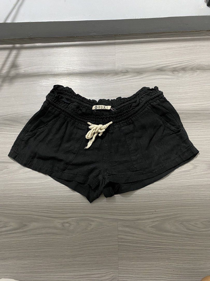 ROXY Short (Category: Shorts) located in Quezon City. Submitted by high1sthrift (Listing ID 1462099164, Image 2). Description: 🏖️ ROXY Linen Shorts - Black - Size S 🏖️ BRAND: ROXY - Legit! RN114199 - Made in China SIZE: S on tag S-P-CH-27-170 | FITS S-M (24-32 waist garterized) COLOR: Black - 100% Linen / Cotton blend - presko! MEASUREMENTS (Estimated): Waist: 12"-16" flat (24"-32" stretch) Hips: 18"-19" Length: 12"-12.5" Inseam: 2.5" DETAILS: 