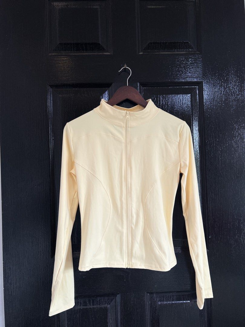 Running/yoga long sleeves (Category: Activewear) located in Las Pinas. Submitted by kukayskabinet (Listing ID 1462120858, Image 2). Description: 📌last price posted 📌no haggling, (TAWAD ) items are already on sale 📌 items posted are either brand new or pre-loved 📌 manage your expectations and buy at your own risk. .
