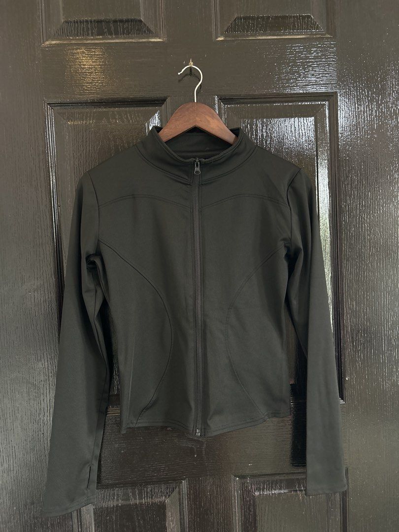 Running/yoga long sleeves (Category: Activewear) located in Las Pinas. Submitted by kukayskabinet (Listing ID 1462121024, Image 2). Description: 📌last price posted 📌no haggling, (TAWAD ) items are already on sale 📌 items posted are either brand new or pre-loved 📌 manage your expectations and buy at your own risk. .