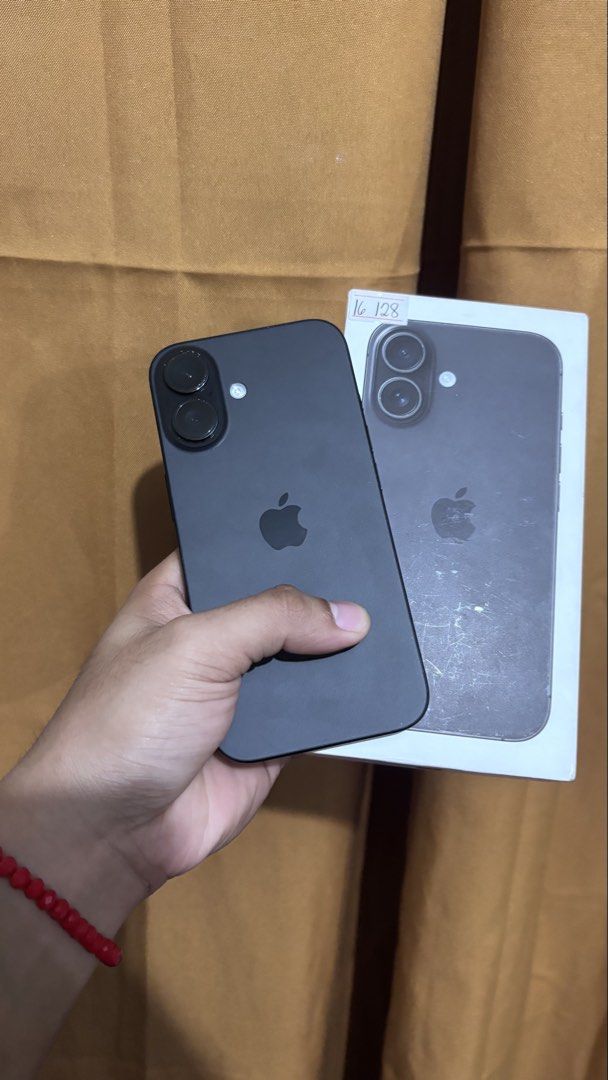 RUSH IPHONE 16🖤 (Category: iPhone 16 Series) located in Pasig City. Submitted by ajustin0424 (Listing ID 1462221257, Image 2). Description: iphone 16 128gb color black with box same imei anker cord no issues all working may onting paint chip normal sa base variant ng iphone 16 any sim pwede factory unlocked.