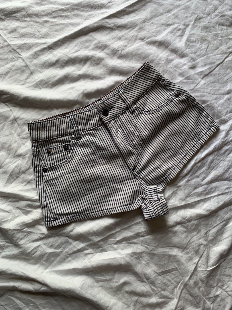 RVCA Striped Denim Mini Micro Short (Category: Shorts) located in Taguig. Submitted by prelovedbynette (Listing ID 1462057632, Image 1). Description: Waist is 24-25 inches Length is 9.5 inches Not stretchable No when worn and can’t find it on their website but it retails to about $90 Rfs: does not fit me .