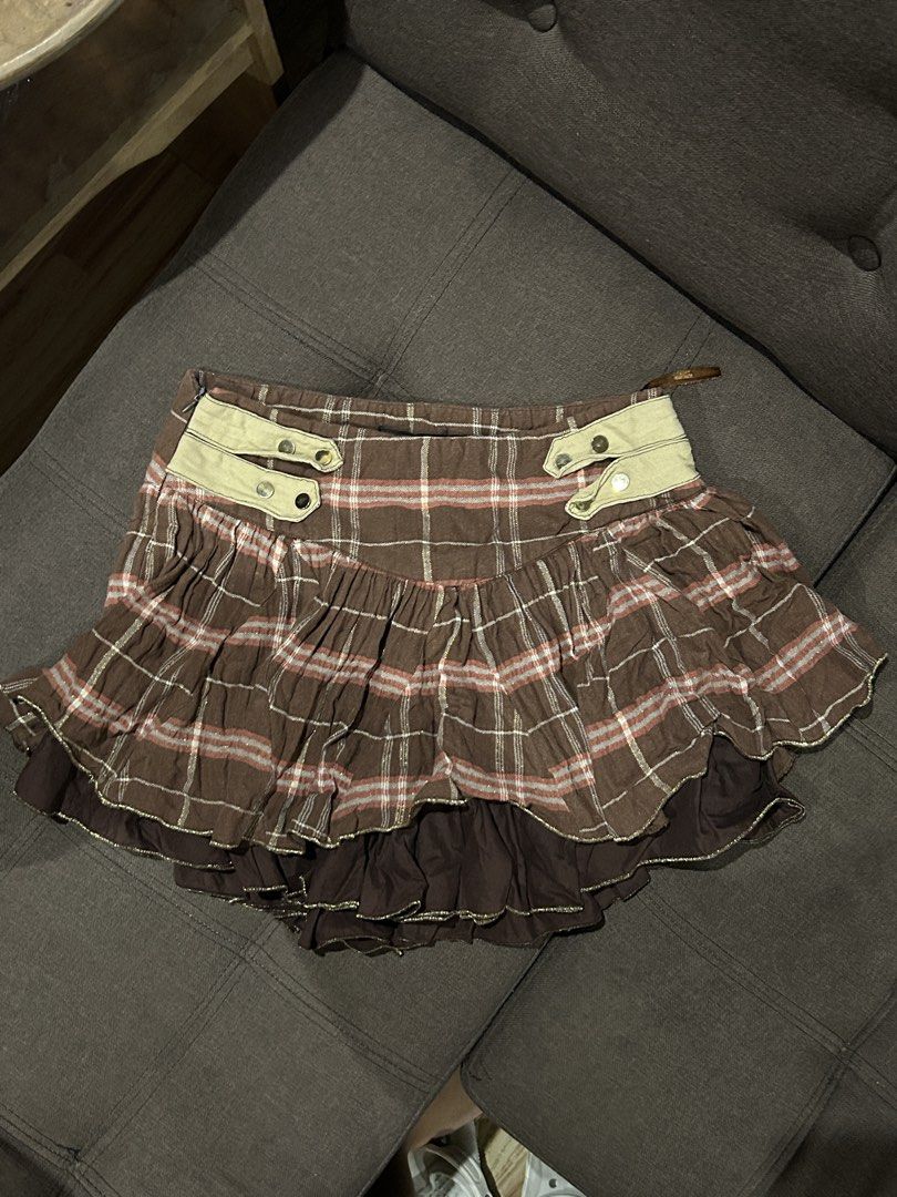 Sagar Plaid Ruffle Skirt Size S (Category: Skirts) located in Adams. Submitted by zencharm (Listing ID 1462226203, Image 1). Description: - Brown plaid skirt from Sagar - Size S - Ruffled hem with gold thread detail - Cute layered look - Versatile for casual or edgy outfits.