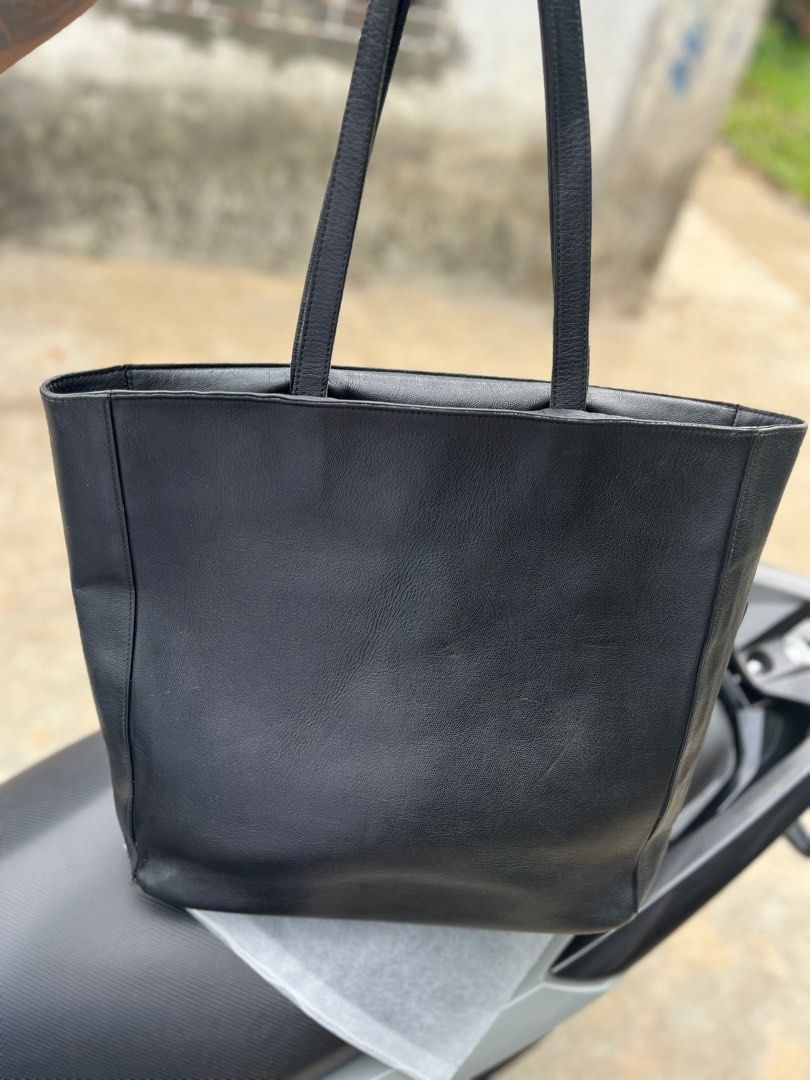 Saint Laurent Paris Black Leather Tote Authentic (Category: Luxury Bags & Wallets) located in Tacloban City. Submitted by luxbag_phhh (Listing ID 1462050129, Image 1). Description: - Authentic Saint Laurent Paris black leather tote bag - Made in Italy - Spacious interior with a zip pocket - Classic design, ideal for everyday use Super steal authentic guaranteed.