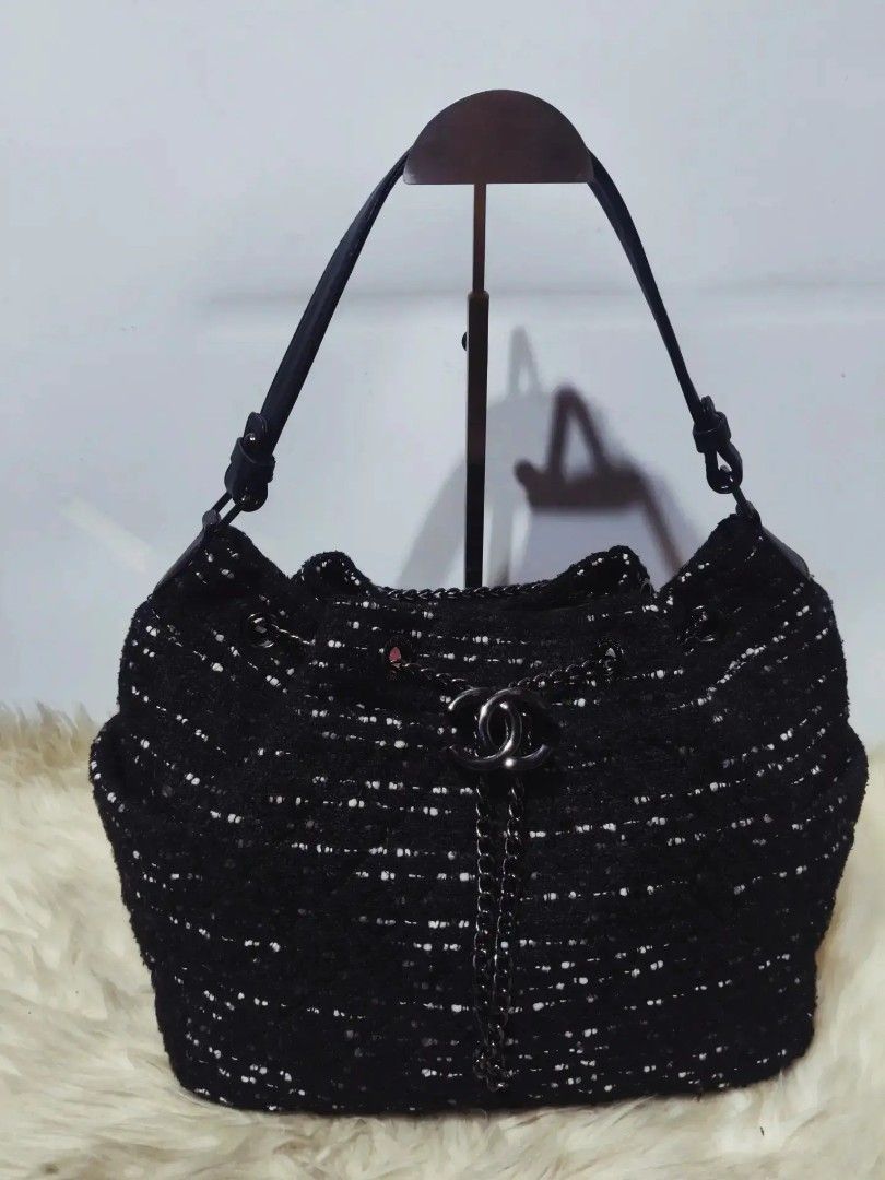 Sale! CHANEL Tweed (Category: Luxury Bags & Wallets) located in Cabuyao City. Submitted by secondhand.shop.ph (Listing ID 1462141306, Image 1). Description: Sale‼️Sale‼️Sale‼️ C H A N E L Almost new Medium Tweed/ genuine leather trim Lampo zipper flawless 📌First to pay.