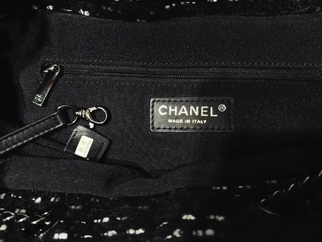 Sale! CHANEL Tweed (Category: Luxury Bags & Wallets) located in Cabuyao City. Submitted by secondhand.shop.ph (Listing ID 1462141306, Image 2). Description: Sale‼️Sale‼️Sale‼️ C H A N E L Almost new Medium Tweed/ genuine leather trim Lampo zipper flawless 📌First to pay.