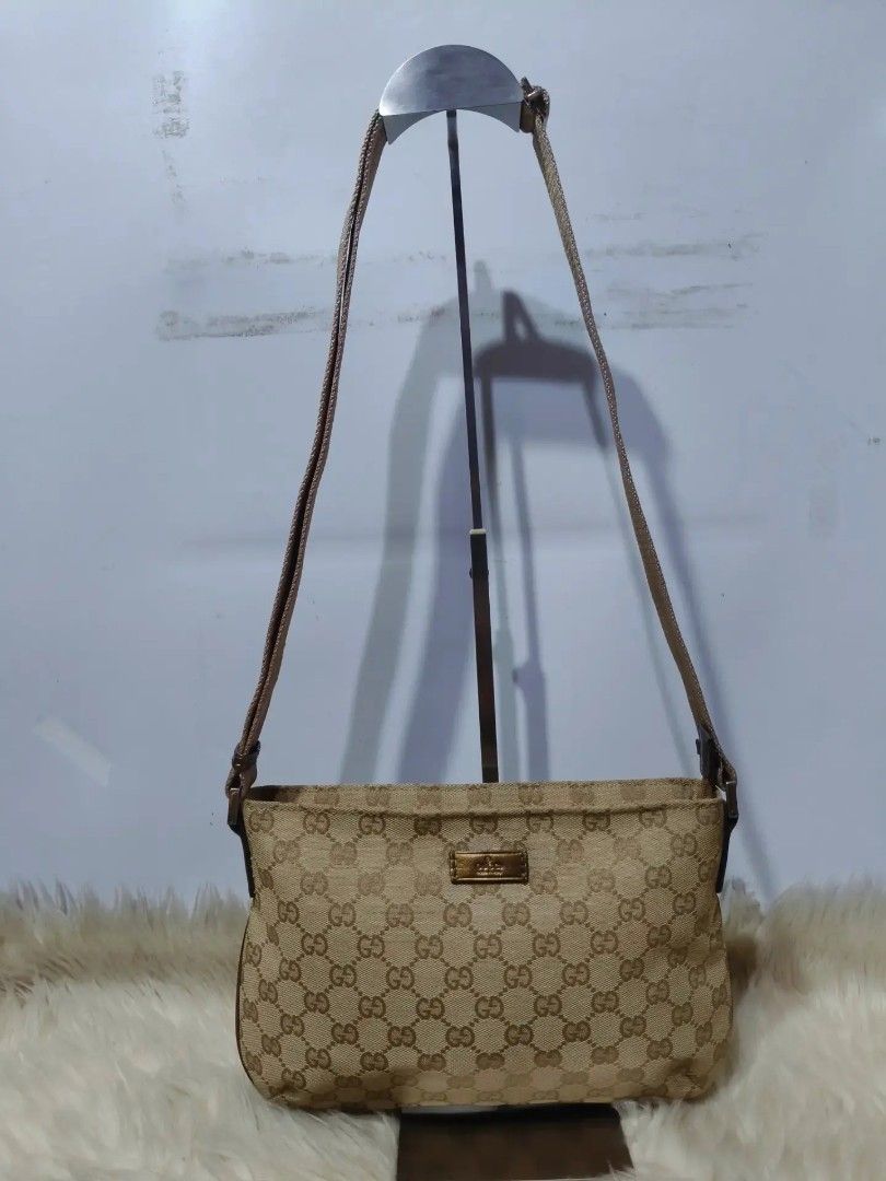Sale! GUCCI messenger bag (Category: Shoulder Bags) located in Cabuyao City. Submitted by secondhand.shop.ph (Listing ID 1462157915, Image 1). Description: Sale❗Sale❗Sale❗ G U C C I sling bag Small size Canvas & genuine leather trim ykk zippers 📌First to pay!.