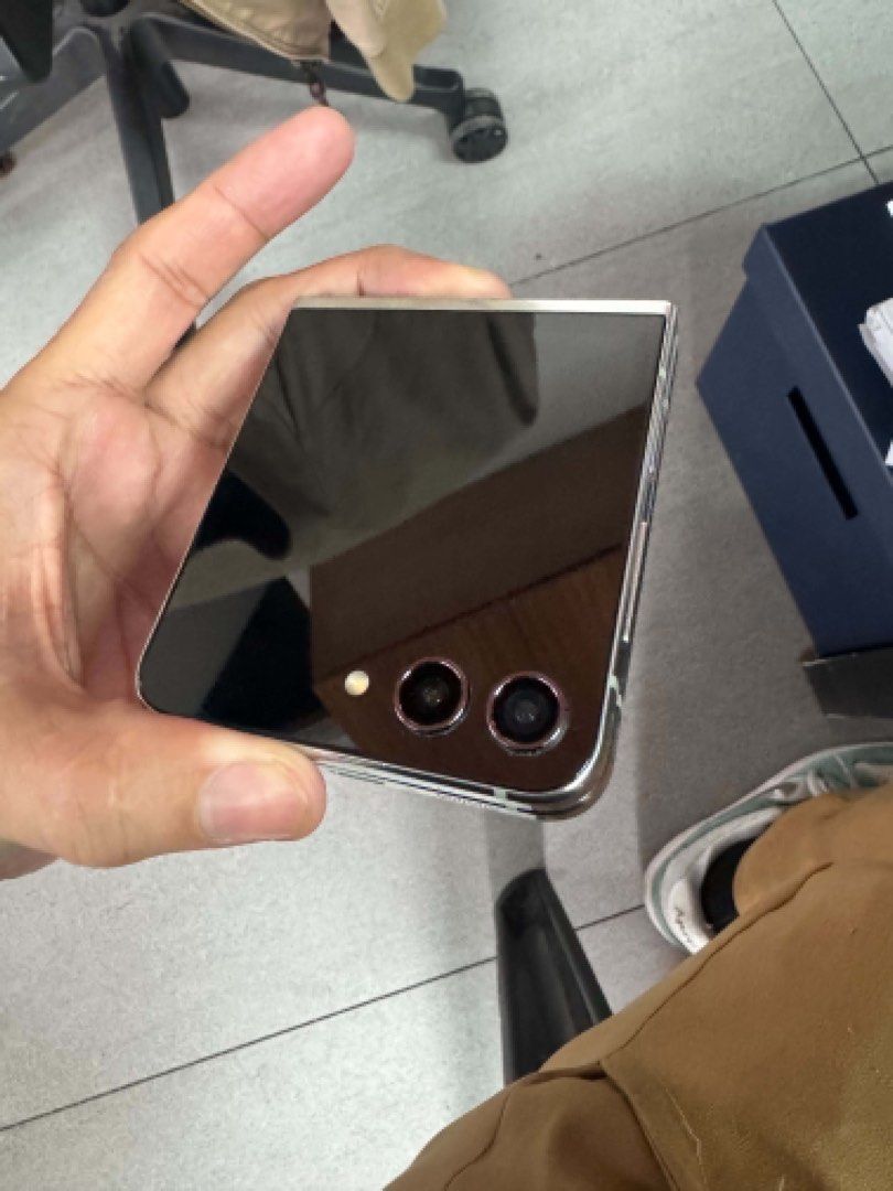 Samsung Flip Z5 (Category: Samsung) located in Quezon City. Submitted by kangganda (Listing ID 1462080047, Image 3). Description: FOR SALE ‼️ Samsung Flip z5 No issue ‼️ 256gb Loc: Holy Spirit QC.