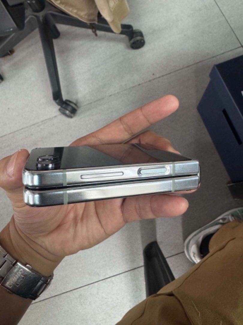 Samsung Flip Z5 (Category: Samsung) located in Quezon City. Submitted by kangganda (Listing ID 1462080047, Image 2). Description: FOR SALE ‼️ Samsung Flip z5 No issue ‼️ 256gb Loc: Holy Spirit QC.