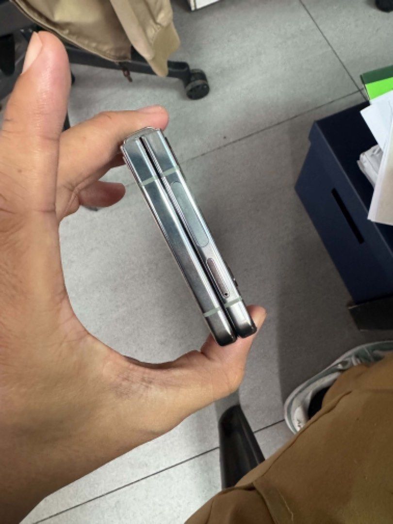 Samsung Flip Z5 (Category: Samsung) located in Quezon City. Submitted by kangganda (Listing ID 1462080047, Image 1). Description: FOR SALE ‼️ Samsung Flip z5 No issue ‼️ 256gb Loc: Holy Spirit QC.