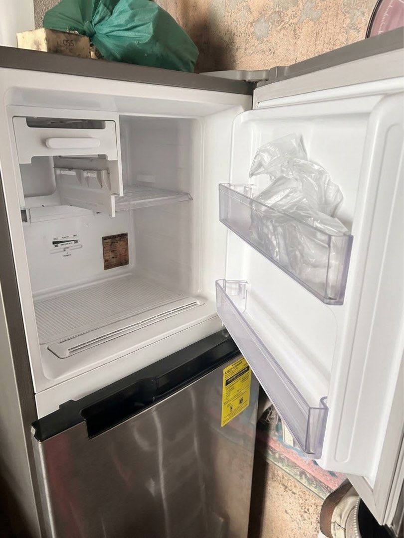 Samsung Refrigerator - Silver (Category: Refrigerators and Freezers) located in Manila. Submitted by novb. (Listing ID 1462240715, Image 2). Description: Price: ₱8,000 (Slightly Negotiable / Pass sa sobrang barat) Quick Details: ✅Original Price: ₱17,000 (Bought brand new) ✅Selling Price: ₱8,000 (negotiable) ✅Reason for Selling (RFS): Nakatambak lang sa bahay, hindi na nagagamit at need lang din ng funds. 📍Location: Lupang Arenda, Taytay, Rizal b