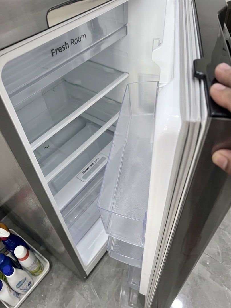 Samsung Refrigerator - Silver (Category: Refrigerators and Freezers) located in Manila. Submitted by novb. (Listing ID 1462240715, Image 3). Description: Price: ₱8,000 (Slightly Negotiable / Pass sa sobrang barat) Quick Details: ✅Original Price: ₱17,000 (Bought brand new) ✅Selling Price: ₱8,000 (negotiable) ✅Reason for Selling (RFS): Nakatambak lang sa bahay, hindi na nagagamit at need lang din ng funds. 📍Location: Lupang Arenda, Taytay, Rizal b