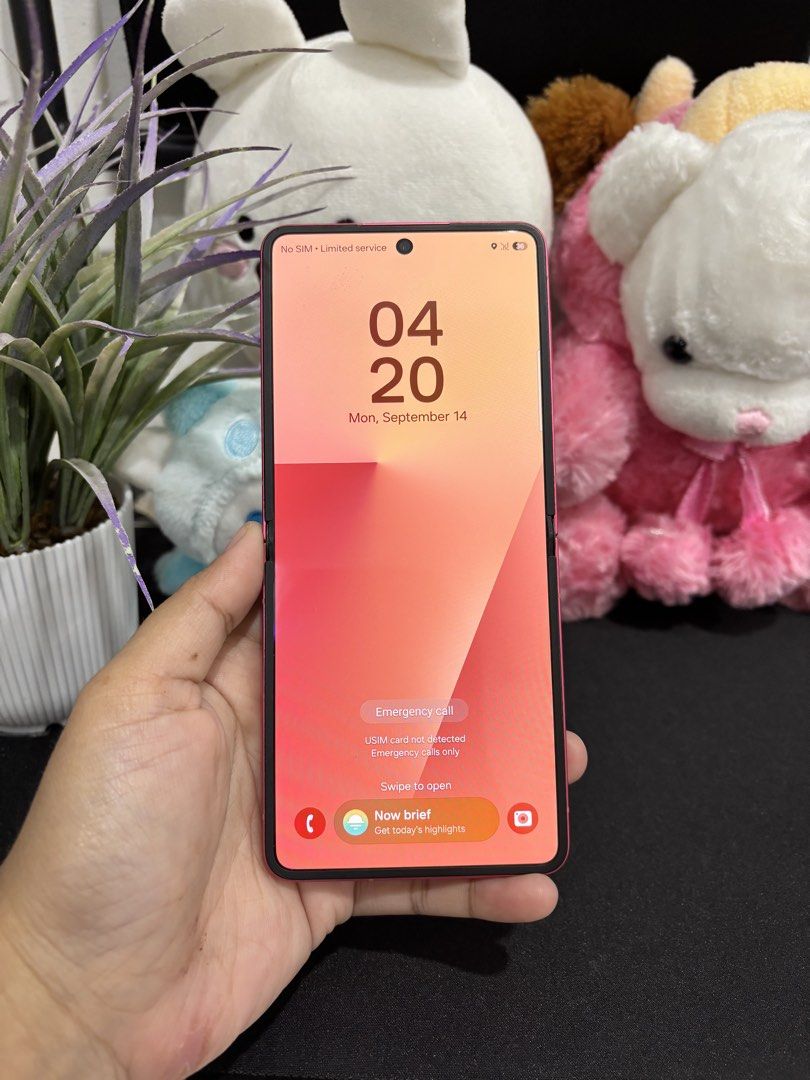 SAMSUNG Z FLIP7 512gb openline (Category: Samsung) located in Mandaluyong City. Submitted by cellspaceph (Listing ID 1462066536, Image 2). Description: SAMSUNG Z FLIP7 5g 512GB 12GB RAM no amoled burn issue: minimal dent/scratch php27,500‼️unit only.
