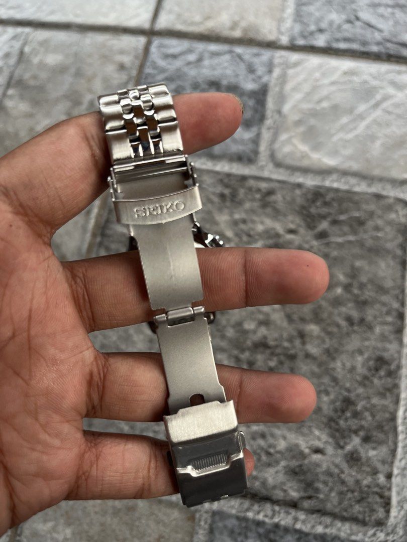 Seiko 5 Bat Girl (Category: Men's Watches) located in Caloocan City. Submitted by saints1nz (Listing ID 1462162640, Image 3). Description: - Seiko 5 Automatic movement GMT Watch - Classic White Dial - Dual-tone Blue & Black Bezel - Comfortable Jubilee Bracelet - Perfect for Travelers & Everyday Use.