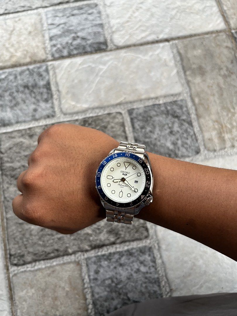 Seiko 5 Bat Girl (Category: Men's Watches) located in Caloocan City. Submitted by saints1nz (Listing ID 1462162640, Image 2). Description: - Seiko 5 Automatic movement GMT Watch - Classic White Dial - Dual-tone Blue & Black Bezel - Comfortable Jubilee Bracelet - Perfect for Travelers & Everyday Use.