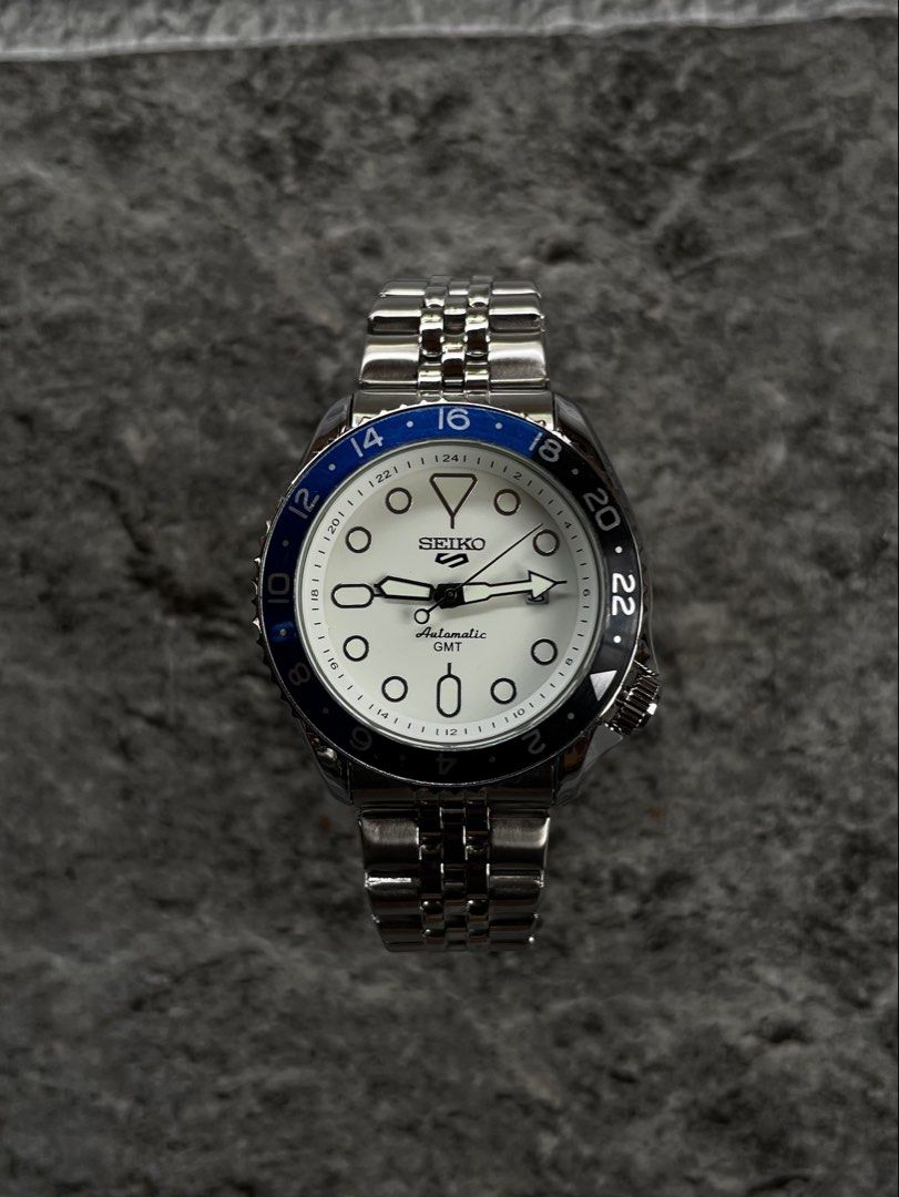 Seiko 5 Bat Girl (Category: Men's Watches) located in Caloocan City. Submitted by saints1nz (Listing ID 1462162640, Image 1). Description: - Seiko 5 Automatic movement GMT Watch - Classic White Dial - Dual-tone Blue & Black Bezel - Comfortable Jubilee Bracelet - Perfect for Travelers & Everyday Use.