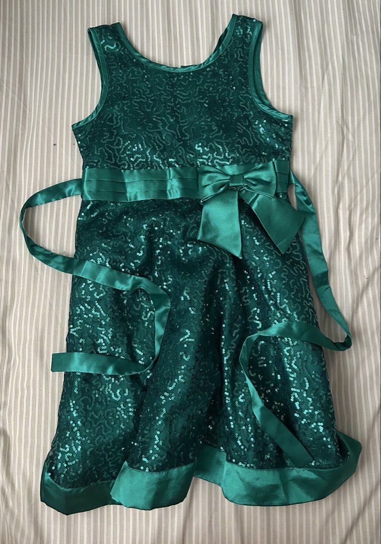 Sequin Dress Emerald Green (Category: Babies & Kids Fashion) located in Quezon City. Submitted by poaimommy (Listing ID 1462037047, Image 1). Description: - Festiveemerald green sequin dress - Brand: Jona Michelle - Sleeveless design - Features a satin sash with a bow at the waist - Sash ties into a bow at the back - Size: 8.