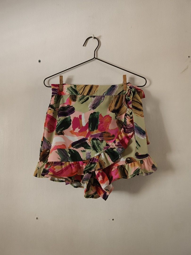 SHEIN Abstract Print Ruffle Wrap Shorts (Category: Shorts) located in Manila. Submitted by shajanina.14 (Listing ID 1462122495, Image 1). Description: SHEIN Preloved As good as new Small on the tag As per measuring tape, Waist- 27 to 32 Length- 13 inches .
