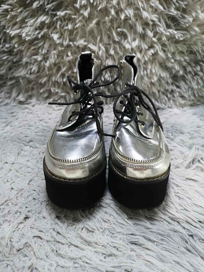 Shiny Silver Metallic High Top Platform Boots (Category: Boots) located in Santa Cruz. Submitted by jmy_surplus.2 (Listing ID 1462081449, Image 1). Description: Size ; 23cm Color ; Silver Type ; Boots Brand ; No brand Material ; Synthetic Style ; Silver Lace Platform Boots LR 171 JMY 4 Batch #220.