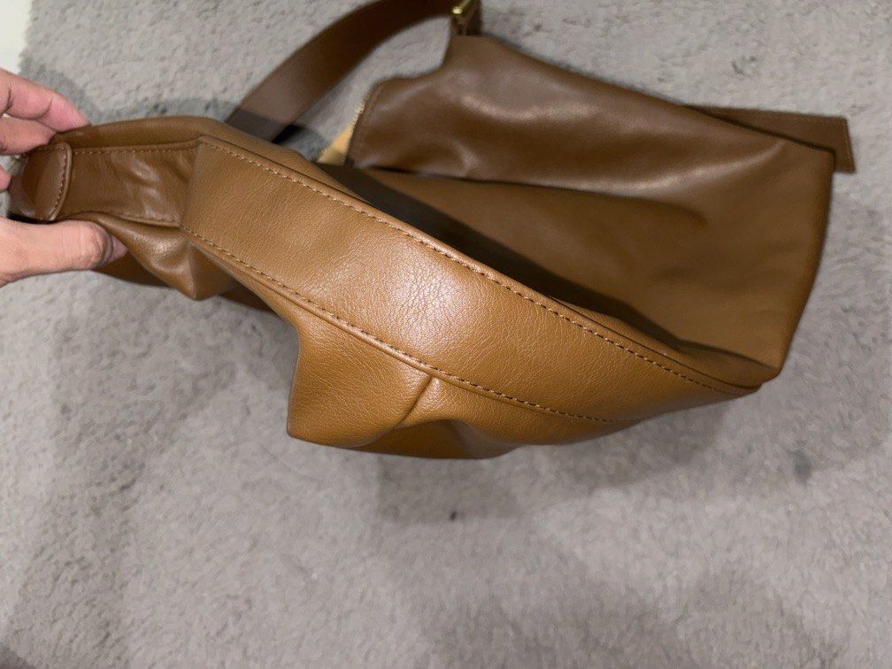Shoulder bag (Category: Shoulder Bags) located in Manila. Submitted by young.buyfrommepls (Listing ID 1462153795, Image 3). Description: Brown shoulder bag. Issue with the cloth inside that caused the zipper to be stuck. Can be fixed tho..