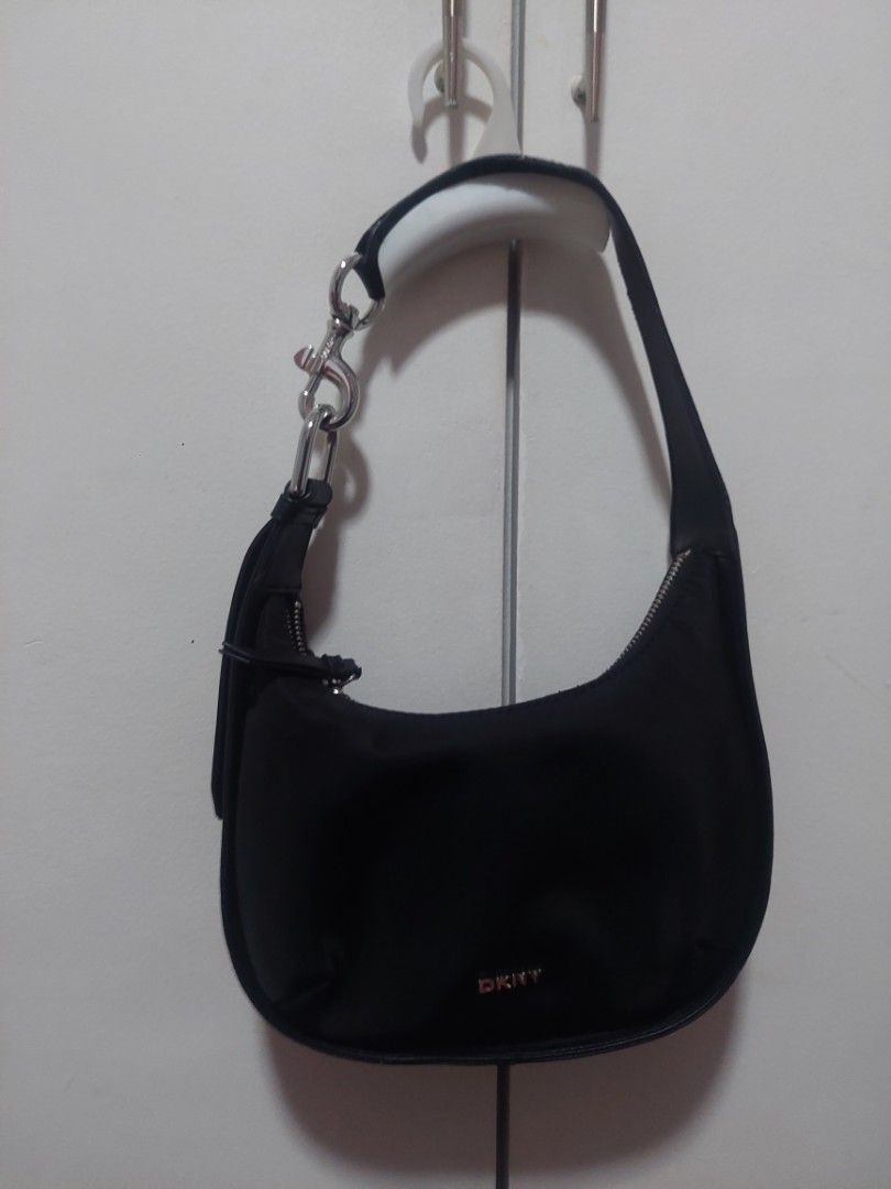 Shoulder bag/ Hobo bag/ Kili bag (Category: Shoulder Bags) located in Valenzuela. Submitted by joliyanaa (Listing ID 1462185031, Image 1). Description: - Brand: DKNY - Style: Shoulder Bag / Hobo Bag / Kili Bag - Color: Black - Condition: Well used with tag - Material: Quality fabric - Features: Versatile design, authentic branding - Location: Valenzuela City.