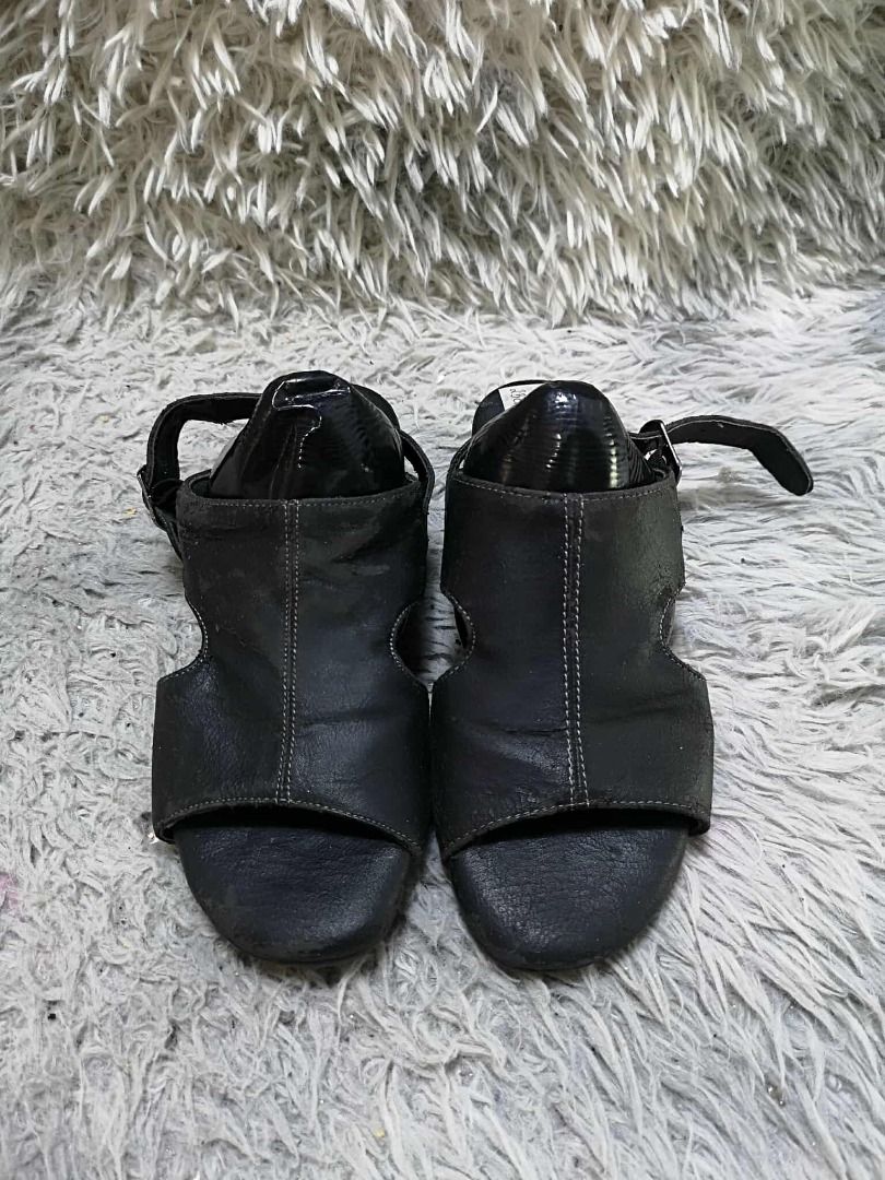 Side Cutouts Black Open Toe Slingback Sandals (Category: Sandals) located in Santa Cruz. Submitted by jmy_surplus.2 (Listing ID 1462095280, Image 1). Description: Size ; 23cm Color ; Black Type ; Sandals Brand ; No brand Material ; Leather Style ; Black leather Sandlas LR 170 JMY 4 Batch #220.