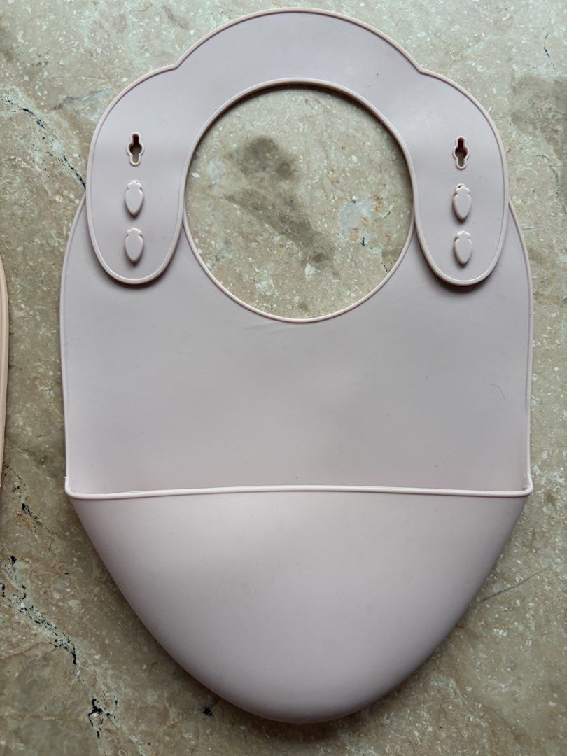 Silicone Baby Bibs Pair (Category: Weaning & Toddler Feeding) located in Quezon City. Submitted by tidyup.lara (Listing ID 1462050089, Image 2). Description: Sold as is Buy both for PHP 150 Condition 8/10: used but in good condition .