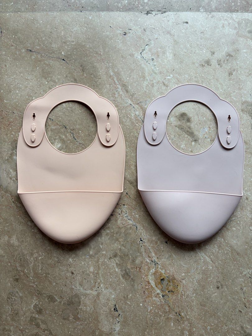 Silicone Baby Bibs Pair (Category: Weaning & Toddler Feeding) located in Quezon City. Submitted by tidyup.lara (Listing ID 1462050089, Image 1). Description: Sold as is Buy both for PHP 150 Condition 8/10: used but in good condition .