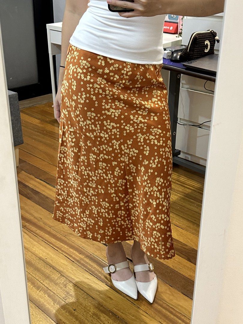 Silk Long Skirt (Category: Skirts) located in Paranaque City. Submitted by celinegab (Listing ID 1462191551, Image 2). Description: .