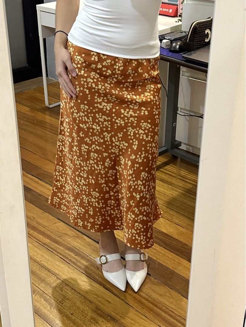 Silk Long Skirt (Category: Skirts) located in Paranaque City. Submitted by celinegab (Listing ID 1462191551, Image 1). Description: .