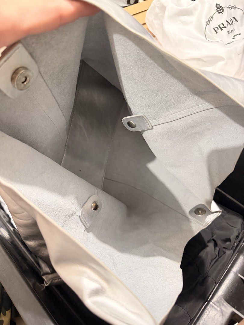 Silver Metallic Leather Tote Bag (Category: Tote Bags) located in Manila. Submitted by hvlromero (Listing ID 1462105754, Image 2). Description: SILVER METALLIC TOTE BAG ₱450 - good condition - perfect pang style - maraming pwedeng malagay sa loob - Loc: Sta Mesa, Manila - Mode of payment: MariBank/Bank Transfer Dm if interested 📩.