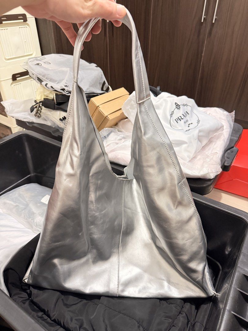 Silver Metallic Leather Tote Bag (Category: Tote Bags) located in Manila. Submitted by hvlromero (Listing ID 1462105754, Image 1). Description: SILVER METALLIC TOTE BAG ₱450 - good condition - perfect pang style - maraming pwedeng malagay sa loob - Loc: Sta Mesa, Manila - Mode of payment: MariBank/Bank Transfer Dm if interested 📩.