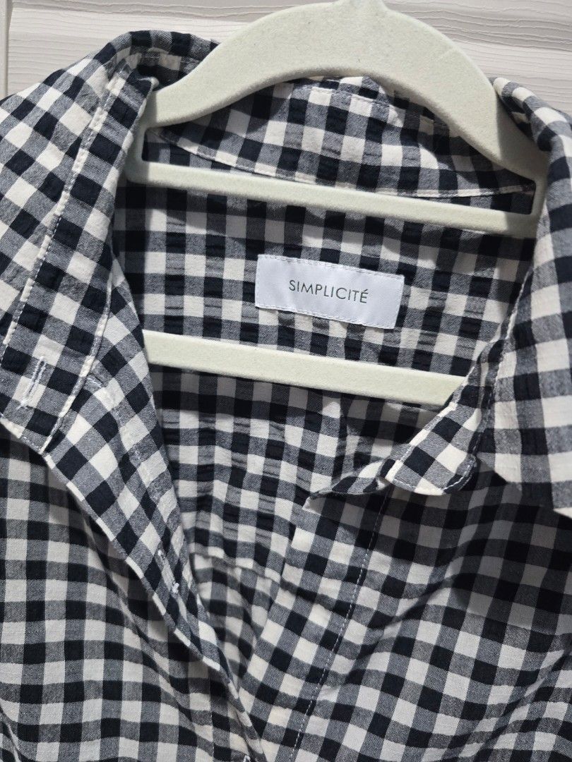 Simplicité Gingham Top (Category: Blouses) located in Quezon City. Submitted by dinesaur (Listing ID 1462259836, Image 3). Description: kulang ng buttons sa taas pero di naman halata adjustable armhole.