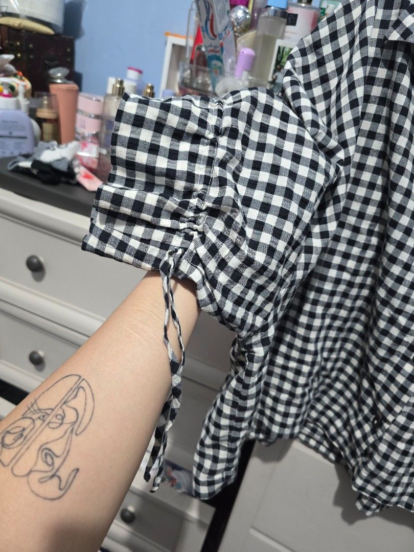 Simplicité Gingham Top (Category: Blouses) located in Quezon City. Submitted by dinesaur (Listing ID 1462259836, Image 2). Description: kulang ng buttons sa taas pero di naman halata adjustable armhole.
